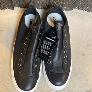 Men’s size 8 leather converse no need for laces!